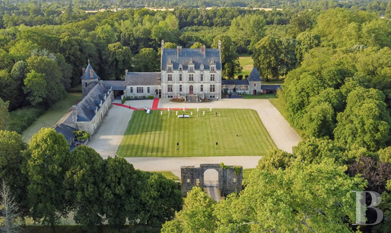 A family chateau in the heart of a vast 200-hectare estate north-west of Nantes, in the Loire-Atlantique - photo  n°1
